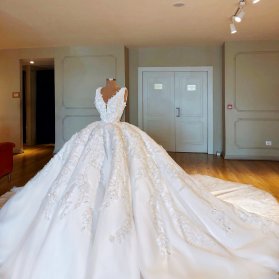 لباس عروس شیک و زیبا با دامن پفی دنباله دار مناسب برای عروس خانم های خوش اندام