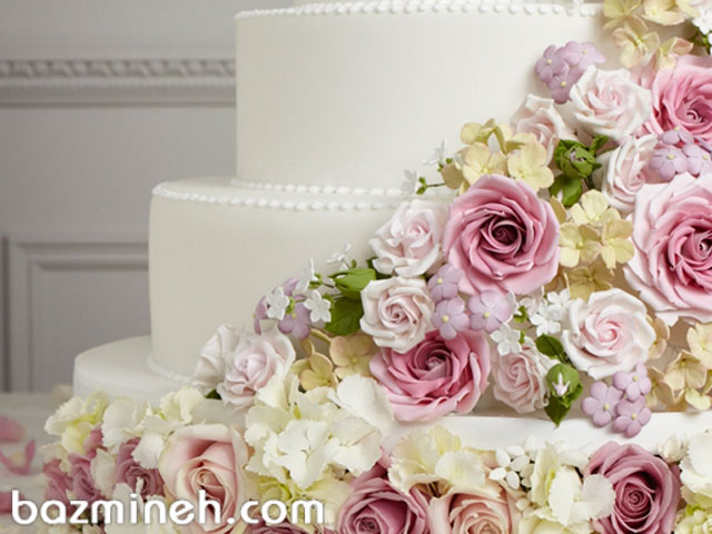 7 پیشنهاد برای تزئین کیک عروسی با گل‌های تازه