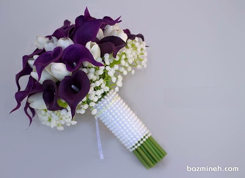دسته گل بنفش تیره همراه با گلهای ریز سفید  مناسب عروسی با سبک مدرن 