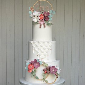 کیک فانتزی جشن نامزدی یا سالگرد ازدواج تزیین شده با حلقه های گل