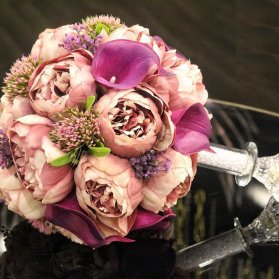 دسته گل شیک و لاکچری عروس با دسته کریستال مناسب عروس خانم های علاقمند به نوآوری