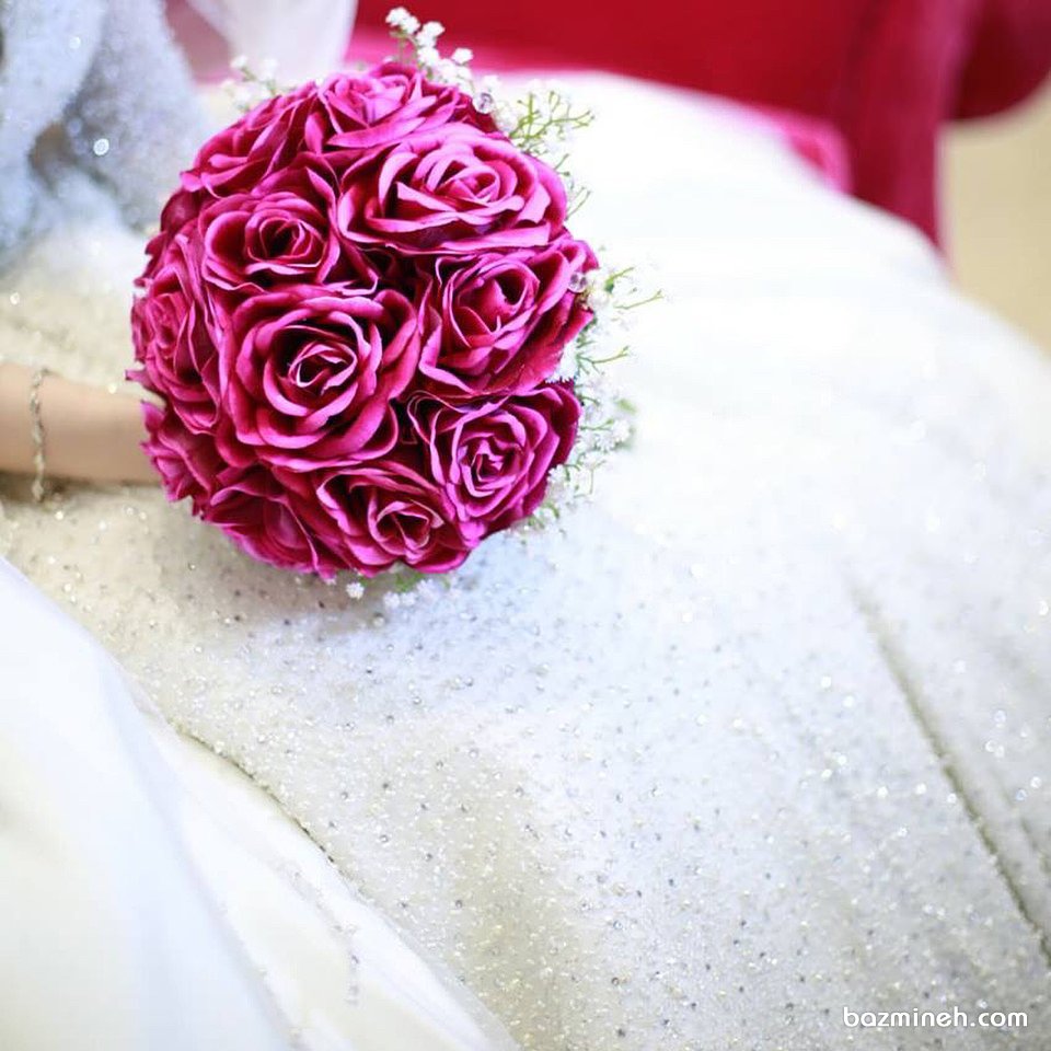 دسته گل کلاسیک عروس با تم قرمز