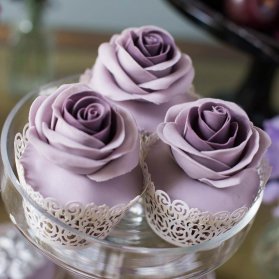 کاپ کیک های فانتزی طرح گل رز با تم یاسی