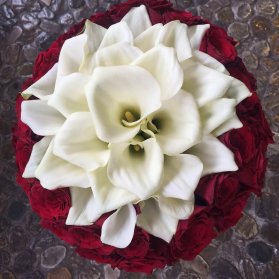 دسته گل ترکیبی شیپوری سفید و رز قرمز برای عروس خانم ها با استایل کلاسیک
"Calla Lily Flower & roses"
