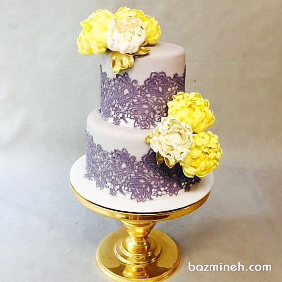 کیک زیبای جشن تولد یا سالگرد ازدواج تزیین شده با گل های درشت زرد