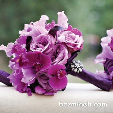 دسته گل زیبا و دورنگ با گلهای ارکیده و رز بنفش مناسب عروس خانم ها با استایل مدرن 