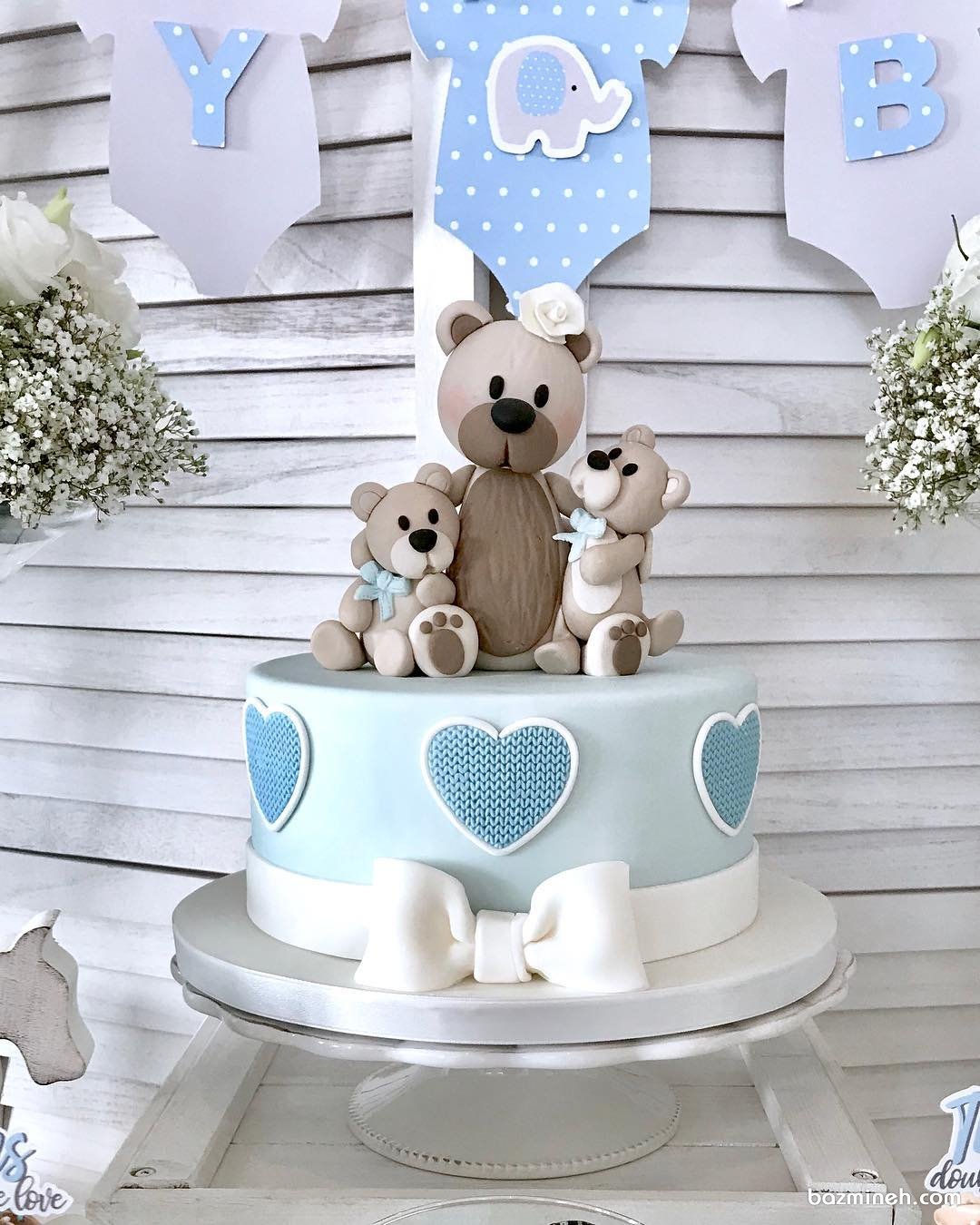 کیک فانتزی فوندانت جشن تولد پسرانه با تم خرس تدی و سفید آبی 