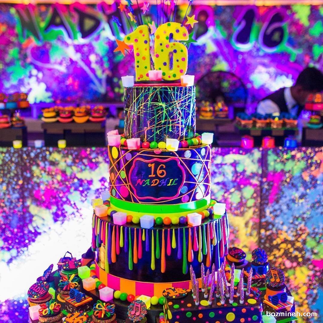 کیک چند طبقه جشن تولد نوجوان با تم بلک لایت