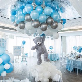 دکوراسیون و بادکنک آرایی شیک و متفاوت جشن تولد پسرانه با تم خرس تدی و سفید آبی