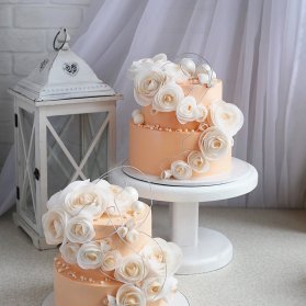 کیک زیبای جشن تولد یا سالگرد ازدواج تزیین شده با گل و مروارید