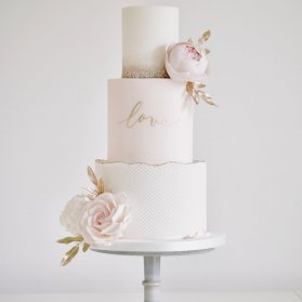 کیک چند طبقه زیبای جشن نامزدی یا سالگرد ازدواج با تم سفید صورتی طلایی