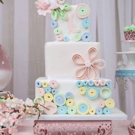 کیک چند طبقه فانتزی جشن تولد دخترانه با تم گلبهی آبی