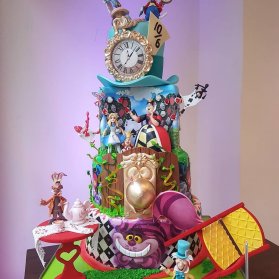 کیک چند طبقه جالب جشن تولد دخترانه با تم آلیس در سرزمین عجایب (Alice in Wonderland)