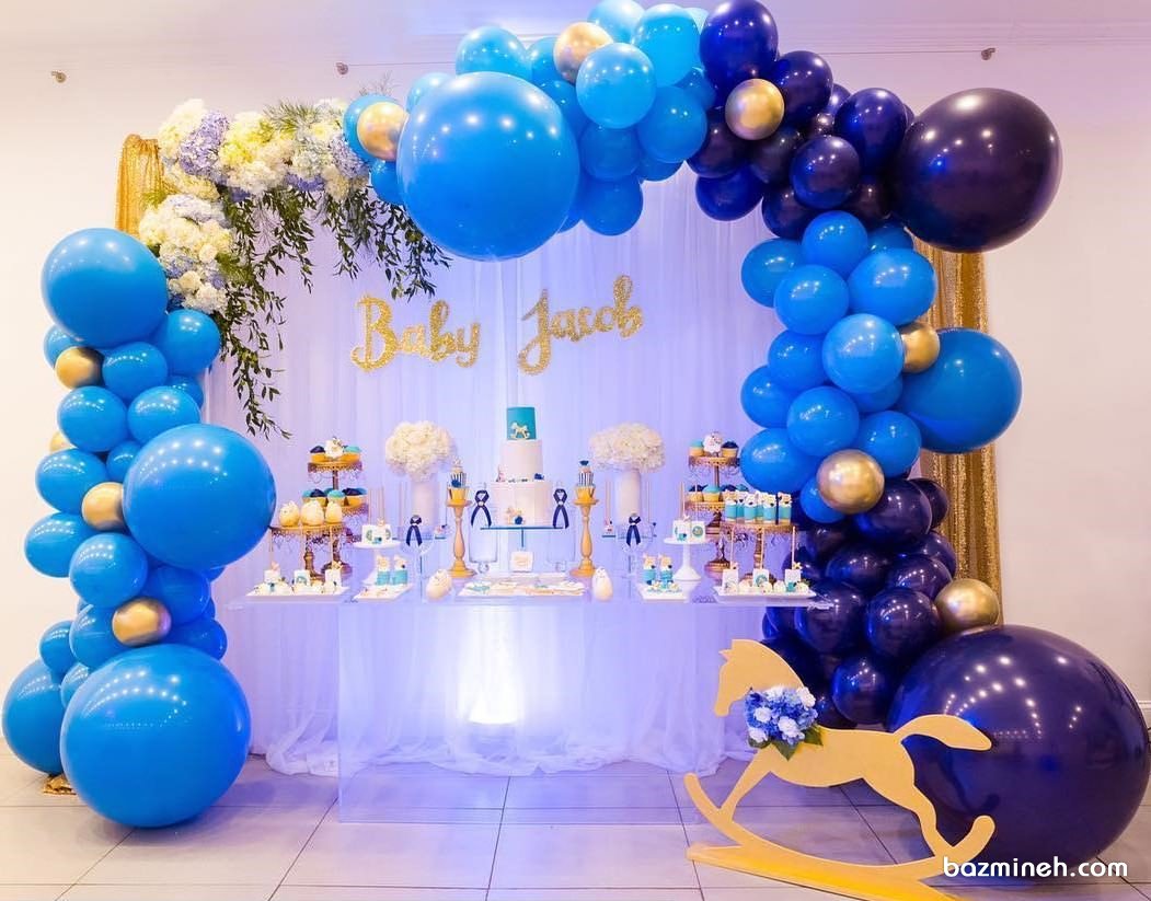 دکوراسیون زیبای جشن بیبی شاور پسرانه با تم آبی طلایی همراه با بادکنک آرایی و گل آرایی