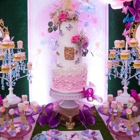 دکوراسیون زیبای میز پذیرایی جشن تولد دخترانه با تم گل و پروانه