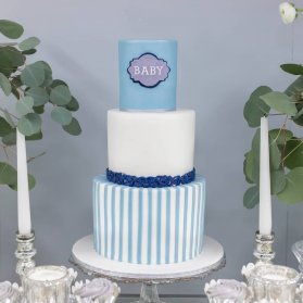 کیک چند طبقه جشن بیبی شاور پسرانه با تم سفید آبی
