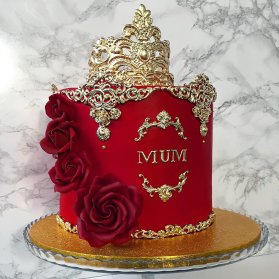 کیک زیبای تزیین شده با طرح های طلایی و گل های رز قرمز مناسب برای روز مادر یا جشن تولد مامانای مهربون