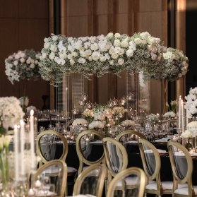 دکوراسیون باشکوه جشن عروسی با رزهای سفید و حباب های شیشه ای