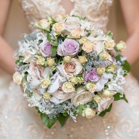 دسته گل زیبای عروس با گل های رز مینیاتوری