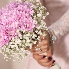 دسته گل زیبا و ظریف بهاره با ترمیب رنگ یاسی و سفید