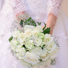 دسته گل عروس با رزهای سفید برای عروس خانم ها با استایل کلاسیک