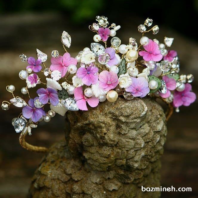 تاجی تزیین شده با گلهای ظریف یاسی رنگ مناسب جشن نامزدی 