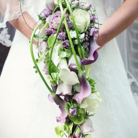 دسته گل شیک و خاص آبشاری مناسب عروس خانم ها با استایل یونیک