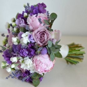 دسته گلی از گلهای هورتانسیا و صدتومنی Peony در رنگهای صورتی و بنفش مناسب ساقدوش های عروس