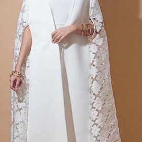 مانتو عقد بلند سفید جلوباز با آستین های توری مناسب برای عروس خانم های شیک پسند