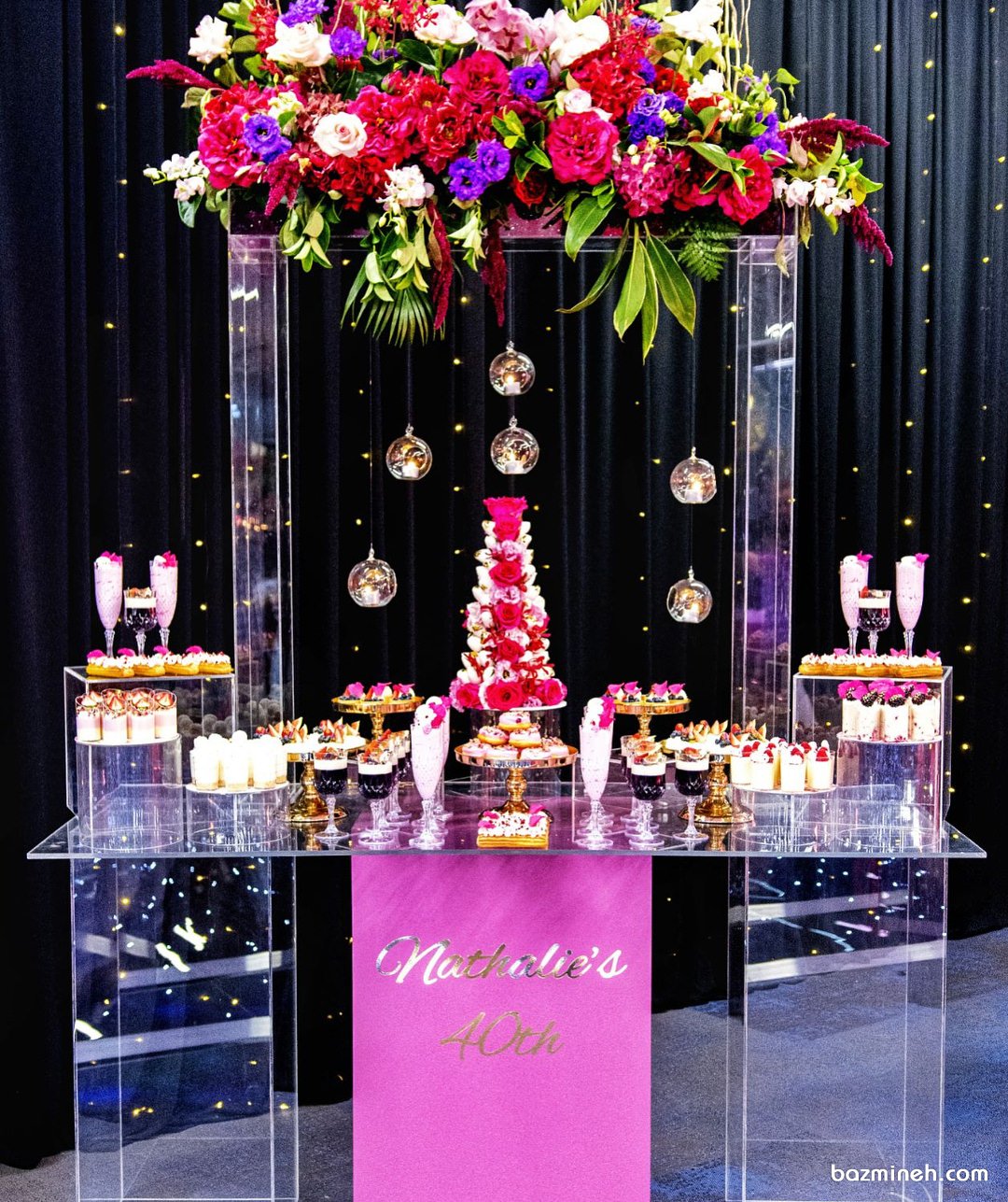 میز آرایی زیبای میز پذیرایی جشن تولد یا نامزدی با تم صورتی مشکی همراه با گل آرایی