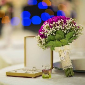 دسته گلی زیبا و خاص برای عروس خانم ها با استایل لوکس
