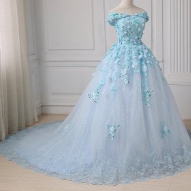 لباس نامزدی با پارچه آبی رنگ همراه با گل های برجسته و یقه دلبری باز و دامن پفی دنباله دار