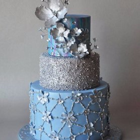 کیک چند طبقه خاص جشن نامزدی یا سالگرد ازدواج با تم آبی نقره ای تزیین شده با گل های درشت نقره ای