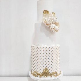 کیک چند طبقه ساده و زیبای جشن نامزدی یا سالگرد ازدواج با تم سفید طلایی