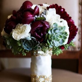 دسته گلی زیبا و خاص مناسب عروس خانم ها با استایل یونیک