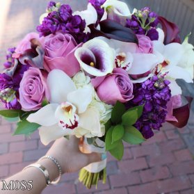 دسته گلی از گلهای رنگارنگ با تم بنفش مناسب عروس خانم ها با استایل یونیک