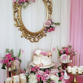 دکوراسیون ساده و شیک میز پذیرایی جشن تولد دخترانه تزیین شده با گل های رز صورتی یاسی