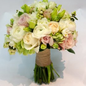 دسته گلی زیبا و رمانتیک برای عروس خانم ها یا ساقدوش های عروس