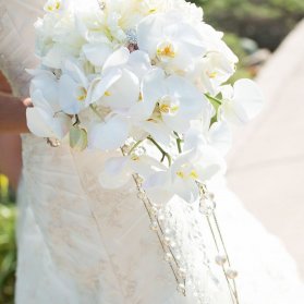 ارکیده های سفید در ترکیب با مرواریدهای زیبا جذابترین دسته گل عروس را ایجاد می کند.