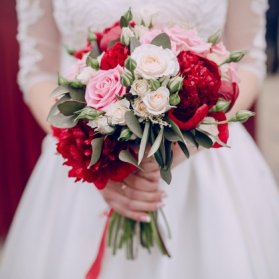 دسته گل عروس با گلهای رز و صدتومنی برای عروس خانمهای جوان 