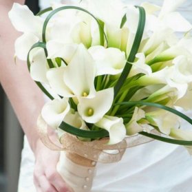 دسته گل کلاسیک عروس با گلهای شیپوری سفید