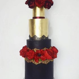 کیک چند طبقه متفاوت جشن نامزدی یا عروسی با تم طلایی مشکی تزیین شده با گل های طبیعی 
