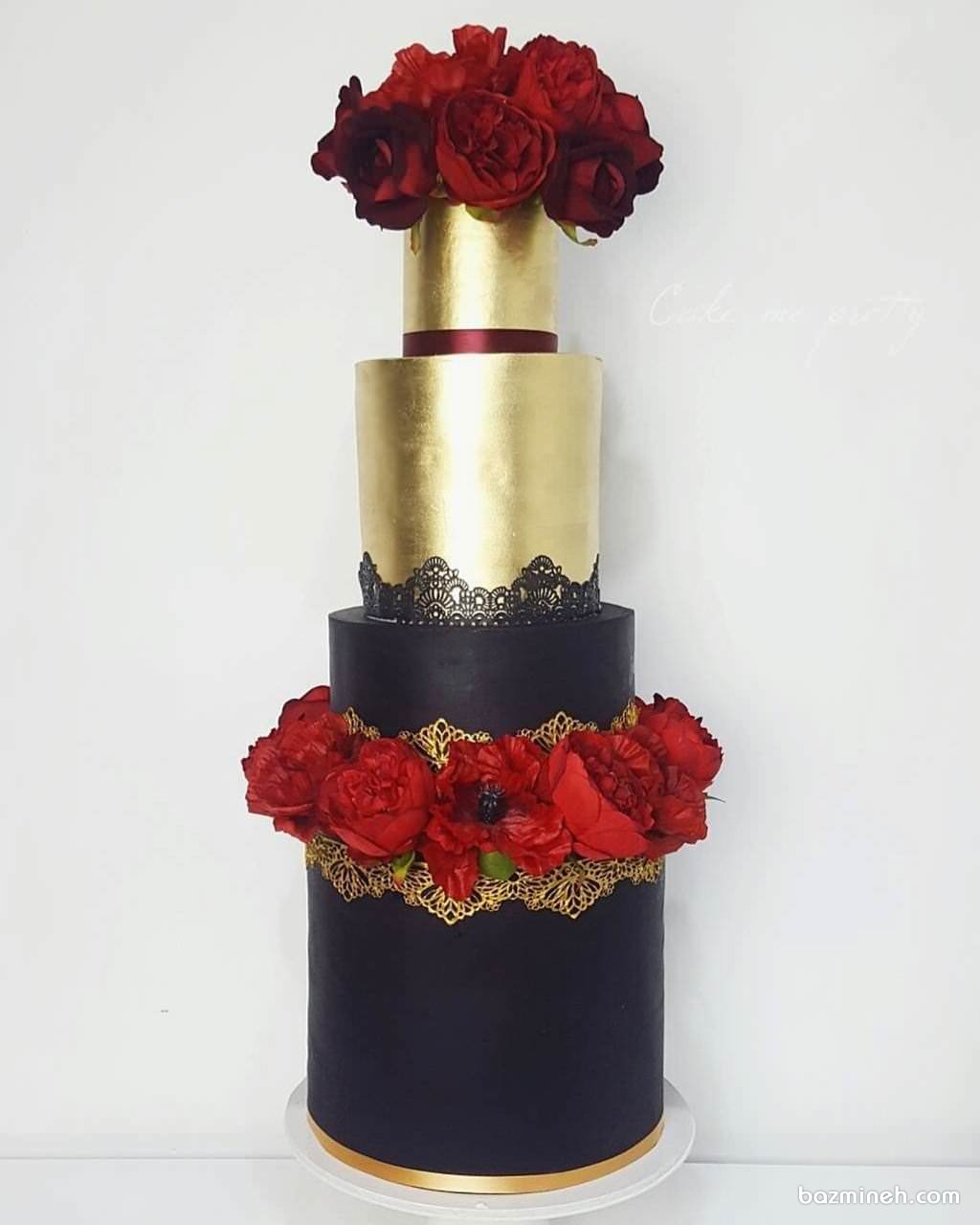 کیک چند طبقه متفاوت جشن نامزدی یا عروسی با تم طلایی مشکی تزیین شده با گل های طبیعی 