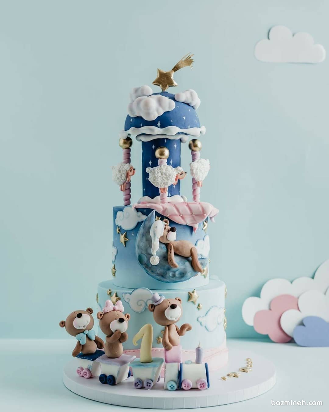 کیک چند طبقه فوندانت جشن تولد کودک با تم خرس خوابالو