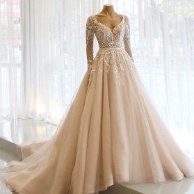 لباس عروس ساده و شیک بالاتنه کار شده با آستین های توری بلند مناسب برای عروس خانم های محجبه