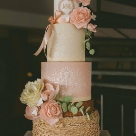 کیک چند طبقه فانتزی جشن نامزدی یا عروسی تزیین شده با گل های درشت صورتی کرم