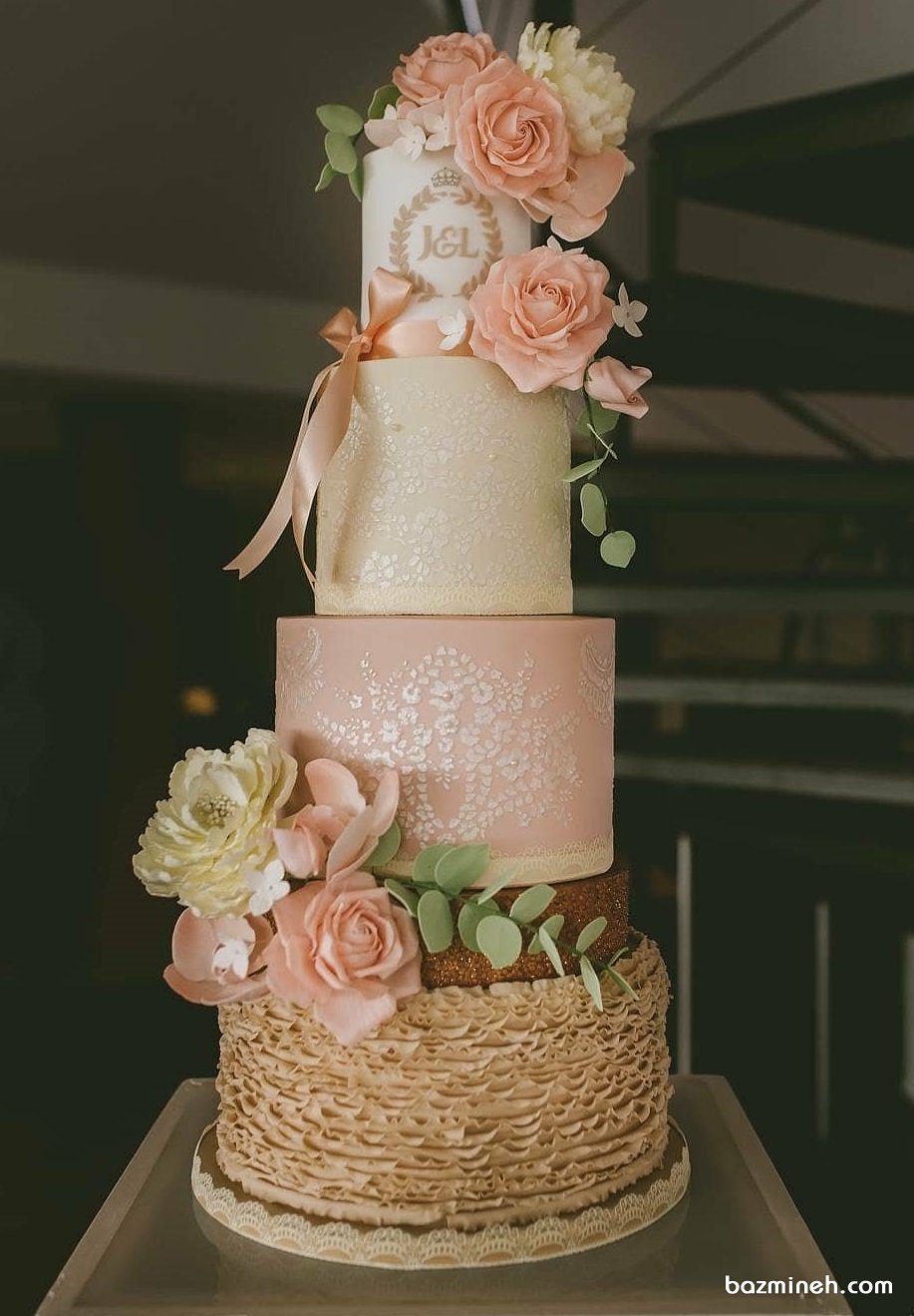 کیک چند طبقه فانتزی جشن نامزدی یا عروسی تزیین شده با گل های درشت صورتی کرم