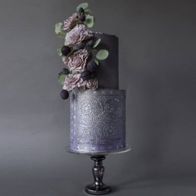 کیک خاص و منحصر به فرد جشن تولد یا سالگرد ازدواج با تم طوسی تزیین شده با گل های مصنوعی