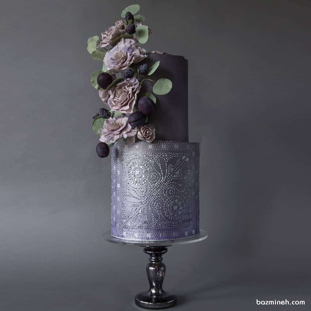 کیک خاص و منحصر به فرد جشن تولد یا سالگرد ازدواج با تم طوسی تزیین شده با گل های مصنوعی