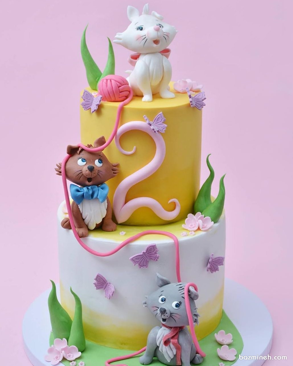 کیک دو طبقه جشن تولد دخترانه با تم گربه های اشرفی